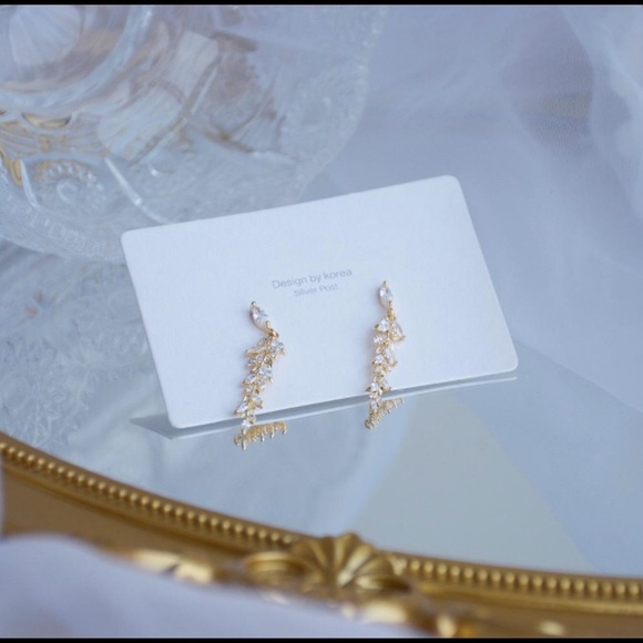 18-k Gold Plated Leaf Earring - Picture 3 of 5